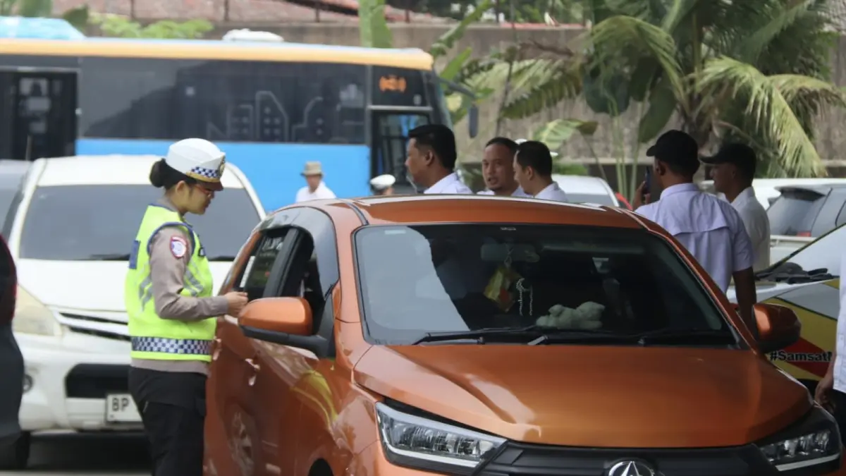 Badan Pendapatan Daerah (Bapenda) Provinsi Kepri bersama Bapeda Kota Batam, Satlantas Polresta Barelang, Polisi Militer, Jasa Raharja, UPT Samsat Batam, Dishub menggelar razia pajak kendaraan bermotor di kantor Dishub Kota Batam Rabu (30/9). F. Cecep Mulyana/Batam Pos