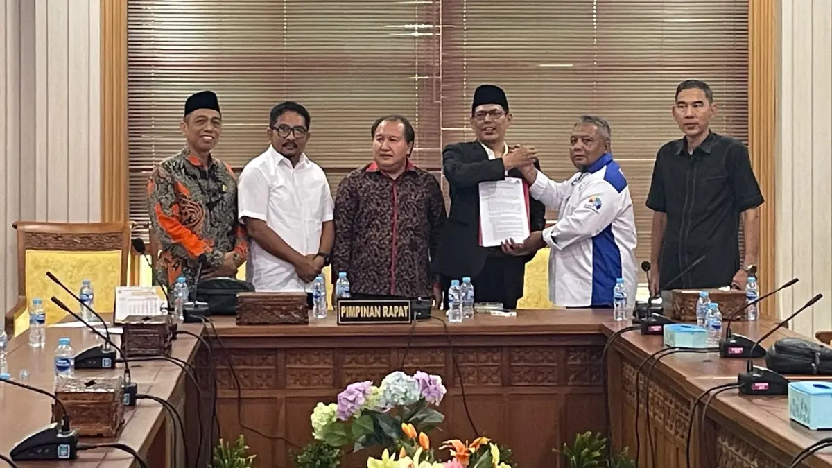 Ketua DPRD Batam Muhammad Kamalludin, Ketua DPW FSPMI Kepri, Suprapto, Kepala Disnakertrans Kepri Diky Wijaya, dan Ketua Komisi IV DPRD Kota Batam, Dandis Rajagukguk berfoto bersama usai menerima tuntutan buruh di Komisi IV DPRD Batam, Kamis (1/9) pagi. F: M. Sya’ban/Batam Pos