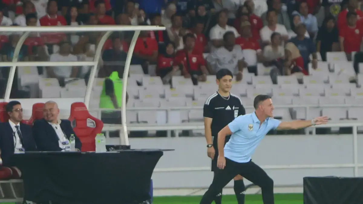 Pelatih Tim Nasional Indonesia John Herdman memberikan arahan kepada para pemain saat bertanding melawan Tim Nasional Malaysia pada pertandingan penyisihan Grup A FIFA ASEAN Cup 2026 di Stadion Utama Gelora Bung Karno (SUGBK), Senayan, Jakarta, Senin (28/9/2026). (Dery Ridwansah/ JawaPos.com)