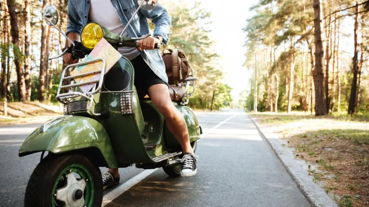 Melakukan pengecekan busi motor. (Motorcycle Cruiser)