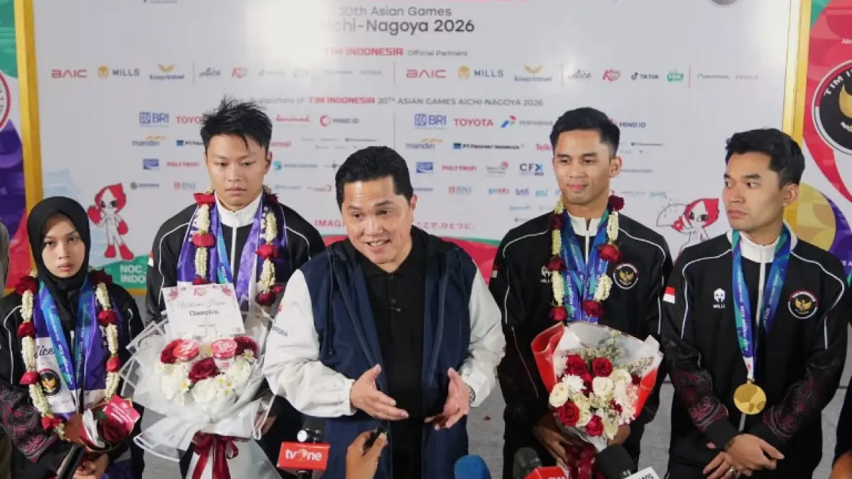 Menteri Pemuda dan Olahraga (Menpora) Erick Thohir (tengah).