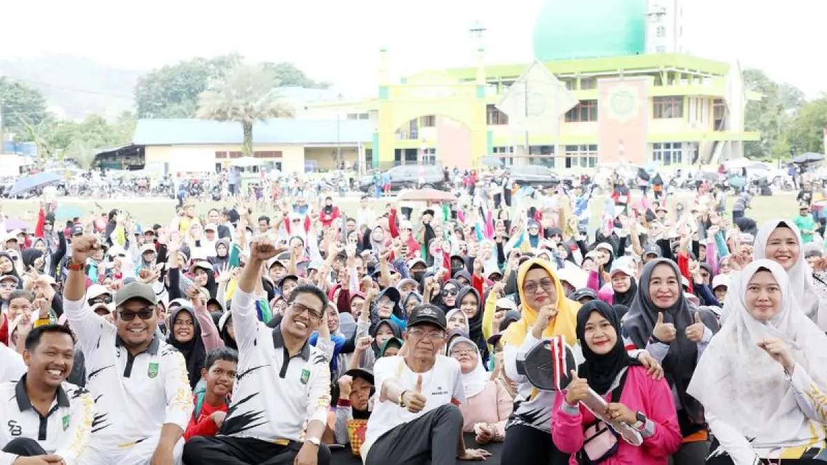 Wali Kota Batam Amsakar Achmad foto bersama masyarakat Sei Beduk usai acara Fun Bike dan Senam Sehat di Batam, Kepri. ANTARA/HO-Diskominfo Batam