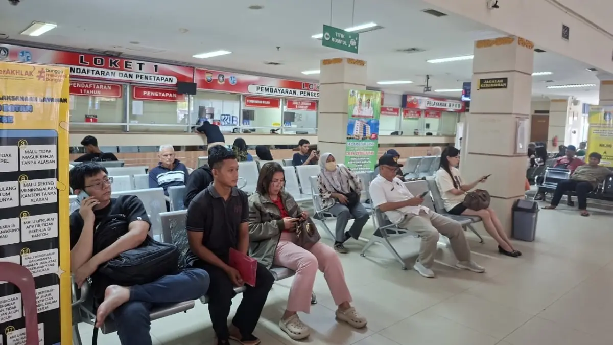 Warga tengah mengantre pembayaran pajak. F.Rengga/Batam Pos