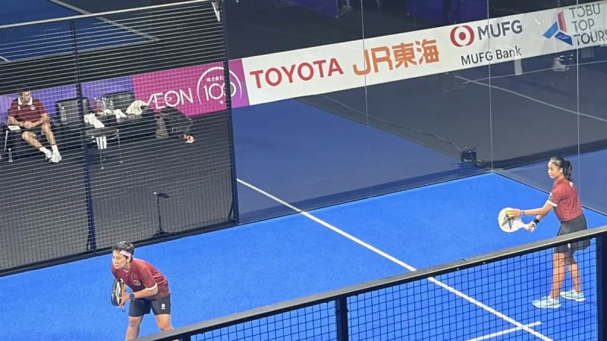 Ganda putri padel Indonesia Fitriani Sabatini (belakang) dan Fadona Kusumawati (depan) beraksi pada babak semifinal Asian Games 2026 melawan wakil Filipina Danna Abad/Joshea Malazarte di Nagoya City Higashi Sport Center, Jepang, Jumat (2/10/2026). ANTARA/Arindra Meodia