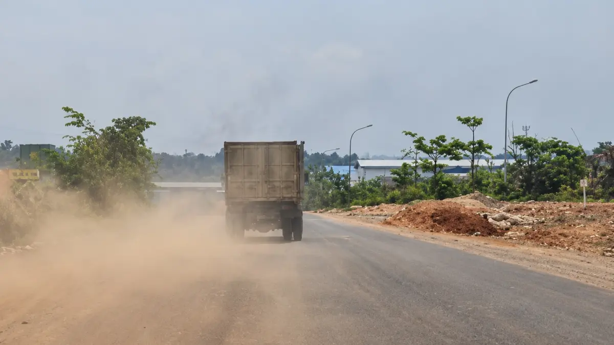 Truk tanah tanpa penutup menyebabkan Jalan Hang Kesturi dipenuhi debu, Jumat (2/10). F.Eusebius/Batam Pos