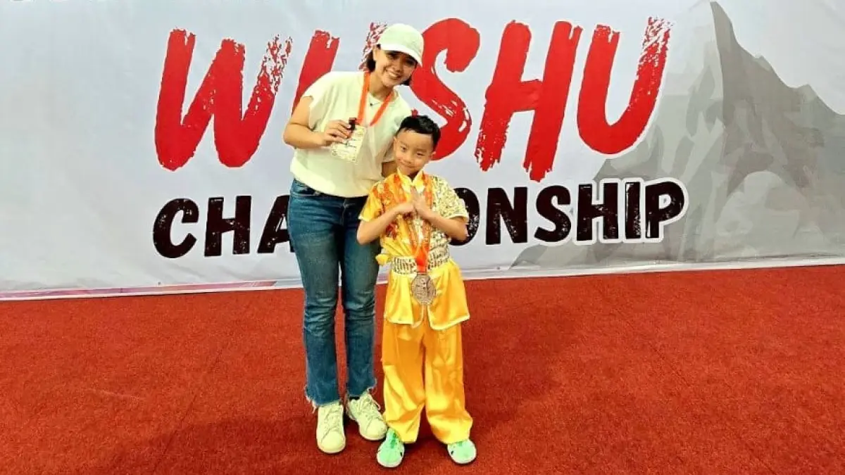 Winda Viska foto bersama putra kesayangannya usai mendapatkan medali perak. f.ist