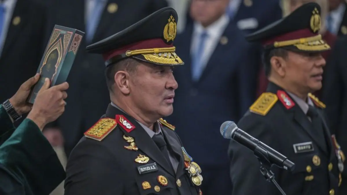 Kapolri Jenderal Pol. Suyudi Ario Seto (kiri) bersama Wakapolri Komjen Pol. Wahyu Hadiningrat (kanan) mengucapkan sumpah saat pelantikan Kapolri dan Wakapolri di Istana Negara, Jakarta, Kamis (1/10/2026).  ANTARA FOTO/Galih Pradipta/nz (ANTARA FOTO/GALIH PRADIPTA)