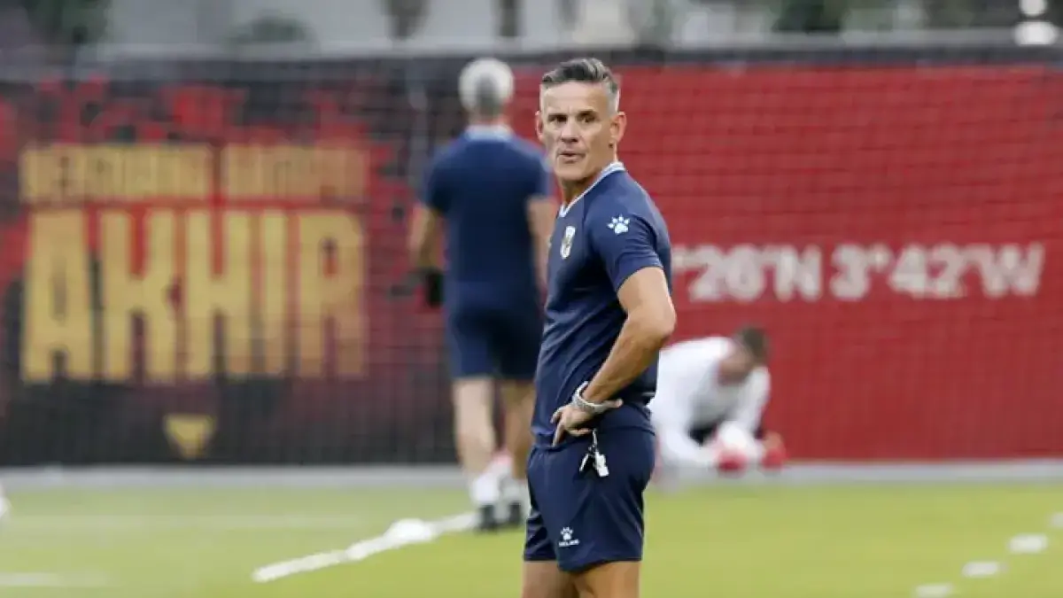Pelatih timnas Indonesia John Herdman saat latihan di Stadion Utama Gelora Bung Karno (SUGBK), Jakarta, Minggu (27/9/2026). Final FIFA ASEAN Cup 2026 mempertemukan John Herdman dan Anthony Hudson, dua pelatih Inggris dengan pengalaman panjang di sepak bola internasional. (Dery Ridwansah/ JawaPos.com)
