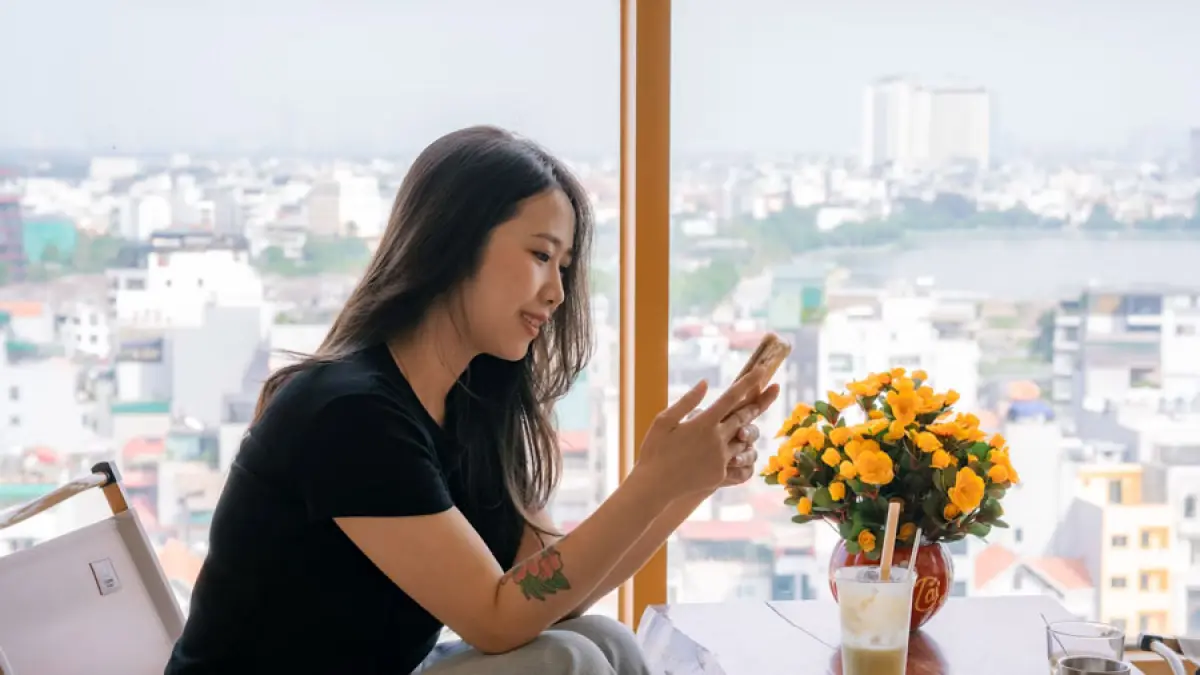 Ilustrasi perempuan menikmati layanan internet di ponsel. F. Unsplash