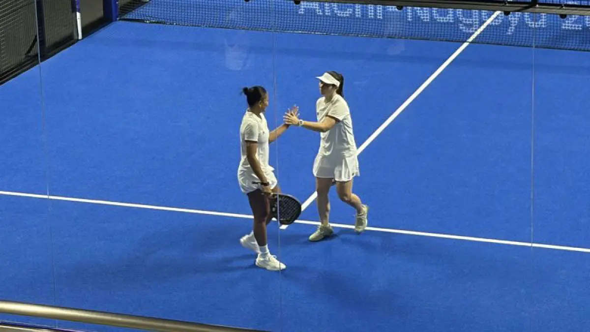 Pasangan padel putri Indonesia Beatrice Gumulya/Novela Putria beraksi dalam laga perebutan medali perunggu melawan wakil Filipina Danna Abad/Joshea Malazarte dengan skor 6-0, 6-0 di Nagoya City Higashi Sport Center, Jepang, Sabtu (3/10/2026). (ANTARA/Arindra Meodia)