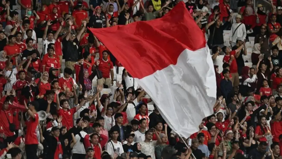 Suporter timnas Indonesia di Stadion Utama Gelora Bung Karno, Senayan, Jakarta, Jumat (25/9). Final FIFA ASEAN Cup 2026 menjadi kesempatan Timnas Indonesia mengakhiri penantian panjang gelar juara di level senior. Namun, Thailand menjadi lawan yang tidak mudah. (Rivan Awal Lingga/Antara)