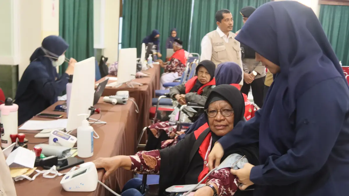 Petugas kesehatan melakukan pemeriksaan Jemaah Calon Haji. F.Cecep/Batam Pos