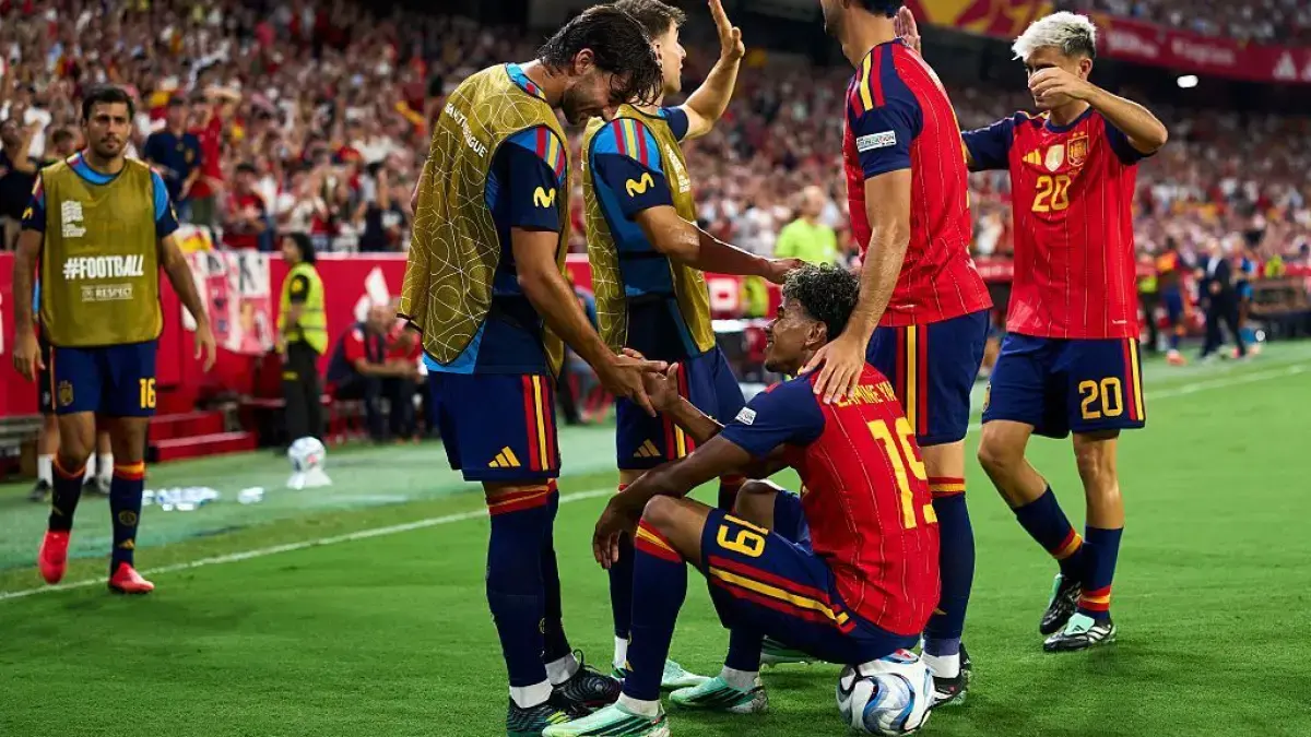 Selebrasi para pemain Spanyol rayakan gol Lamine Yamal di UEFA Nations League.
