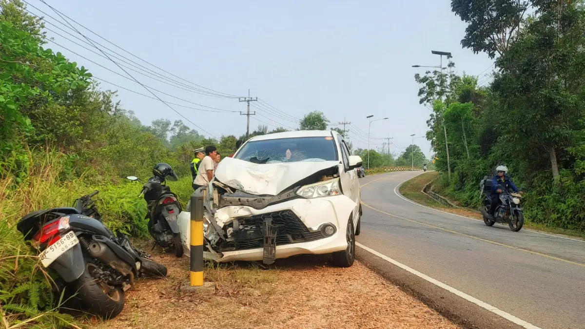Mobil yang terlibat tabrakan dengan dua motor di Jalan Indunsuri, Tanjunguban, Kecamatan Bintan Utara, dievakuasi, Senin (5/10/2026) sore. F.Slamet Nofasusanto/Batam Pos