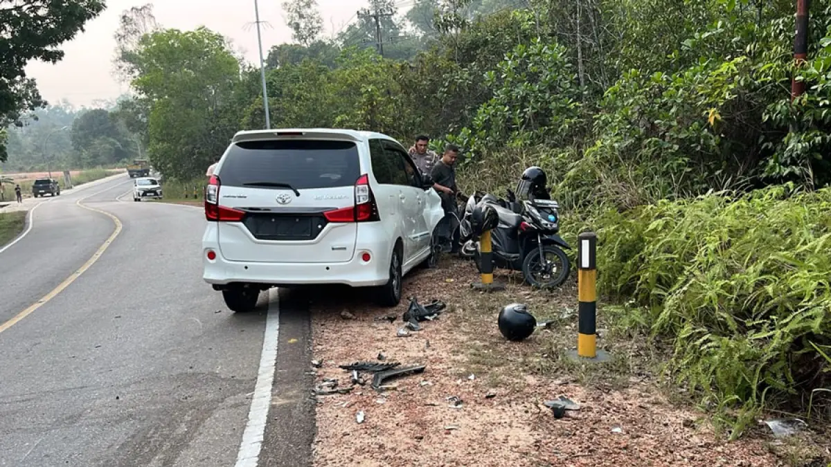 Polisi melakukan olah tempat kejadian perkara (TKP) kecelakaan yang melibatkan satu mobil dan dua sepeda motor di Jalan Indunsuri, Tanjunguban, Bintan Utara, Senin (5/10/2026) sore. Kecelakaan tersebut menyebabkan dua korban mengalami luka berat. F. Kiriman Bako untuk Batam Pos.