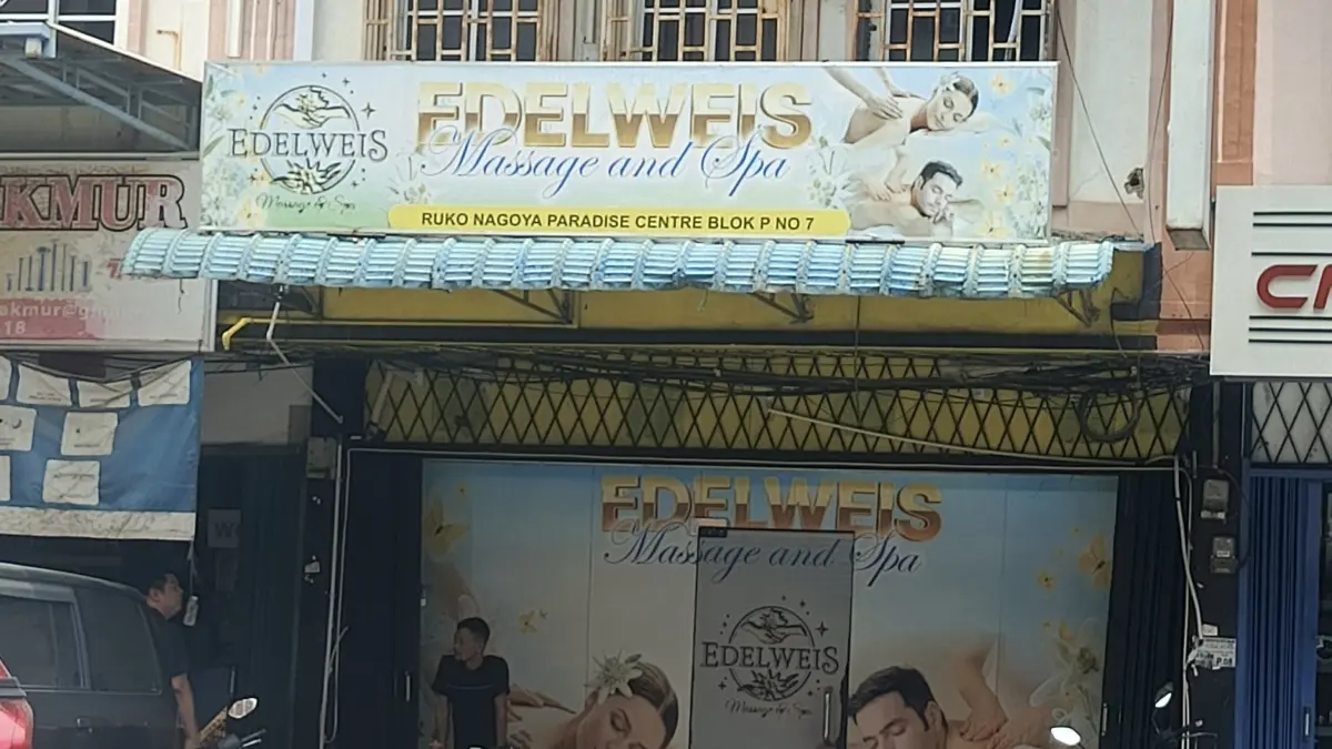 Lokasi jatuhnya korban di Edelweis Massage & Spa, Nagoya. F.Eusebius/Batam Pos