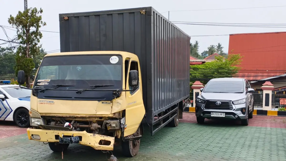 Lori Box yang terlibat dalam kecelakaan beruntun berujung maut saat diamankan di Mapolresta Tanjungpinang. F. Mohamad Ismail/Batam Pos