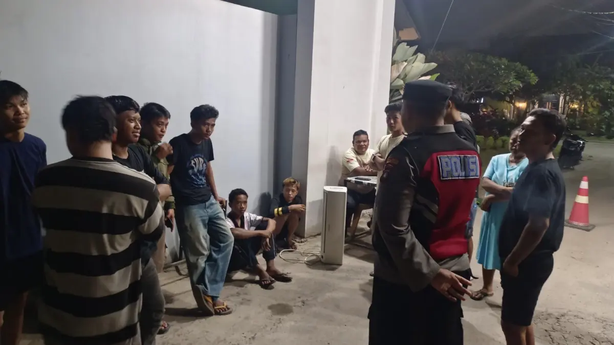 Personel Polsek Sakupang mendatangi ruko Dreamland, Marina usai dibobol. F.Istimewa