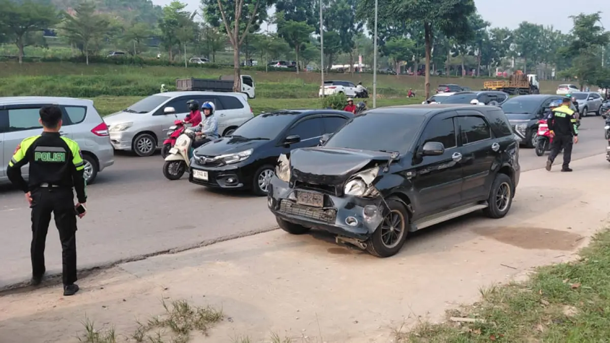 Terjadi kecelakaan beruntun di jalan Gajah Mada, Batam.  F. Eusebius / Batam Pos