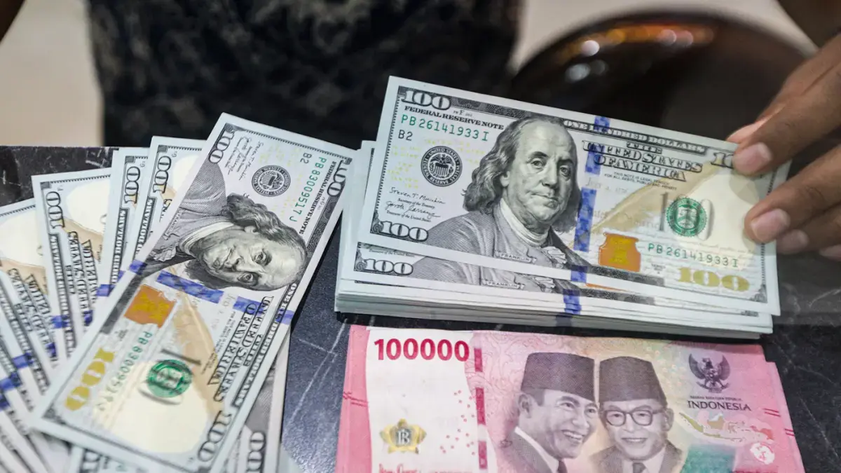 Karyawan menghitung mata uang asing di di gerai penukaran mata uang asing Dolar Asia di Jakarta, Kamis (4/6/2026). (Jawa Pos)