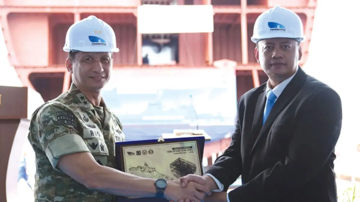 Mayjen TNI Rionardo (kiri) yang saat itu menjabat Staf Ahli Menteri Pertahanan Bidang Sosial, menghadiri acara Keel Laying Kapal Patroli Lepas Pantai (OPV) ke-3 di galangan kapal Batam, Rabu (19/11/2025) lalu. Mayjen Rionardo resmi menjabat Pangdam Kepri. Foto: ig Kemhanri