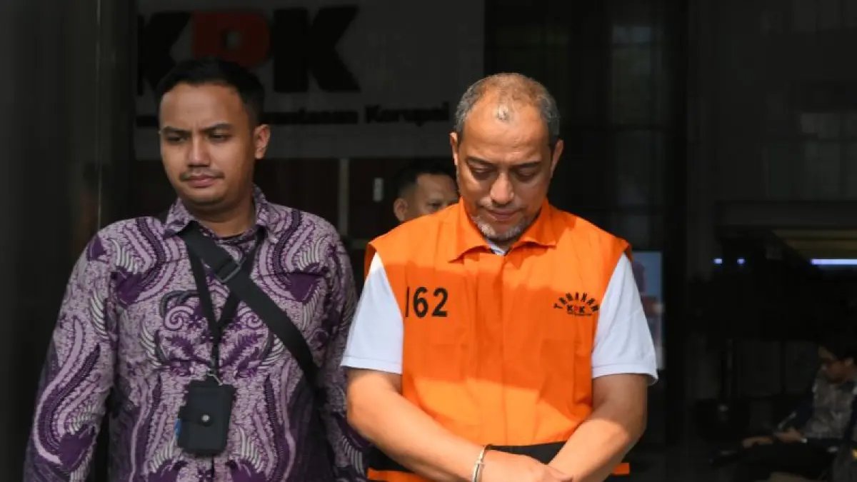 Tersangka kasus dugaan korupsi pengurusan hak guna bangunan (HGB) Muhammad Fakhry (kanan) berjalan menuju mobil tahanan usai menjalani pemeriksaan di Gedung Merah Putih KPK, Jakarta, Jumat (2/10/2026). Muhammad Fakhry, pihak swasta yang diduga sebagai orang kepercayaan Menteri ATR/BPN Nusron Wahid, menjalani pemeriksaan dalam kasus dugaan korupsi pengurusan HGB Summarecon di Kabupaten Bogor, Jawa Barat, dengan barang bukti uang yang disita mencapai Rp106,3 miliar. ANTARA FOTO/Reno Esnir/sgd/tom. (ANTARA FOTO/RENO ESNIR)