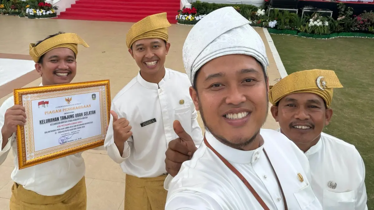 Lurah Tanjunguban Selatan, Jamal Abdel Nasser (paling depan) bersama staf kelurahan usai menerima penghargaan setelah kelurahannya keluar sebagai juara 1 dalam penilaian Lomba Desa dan Kelurahan Berprestasi Tingkat Provinsi Kepri 2026, belum lama ini. F. Jamal untuk Batam Pos