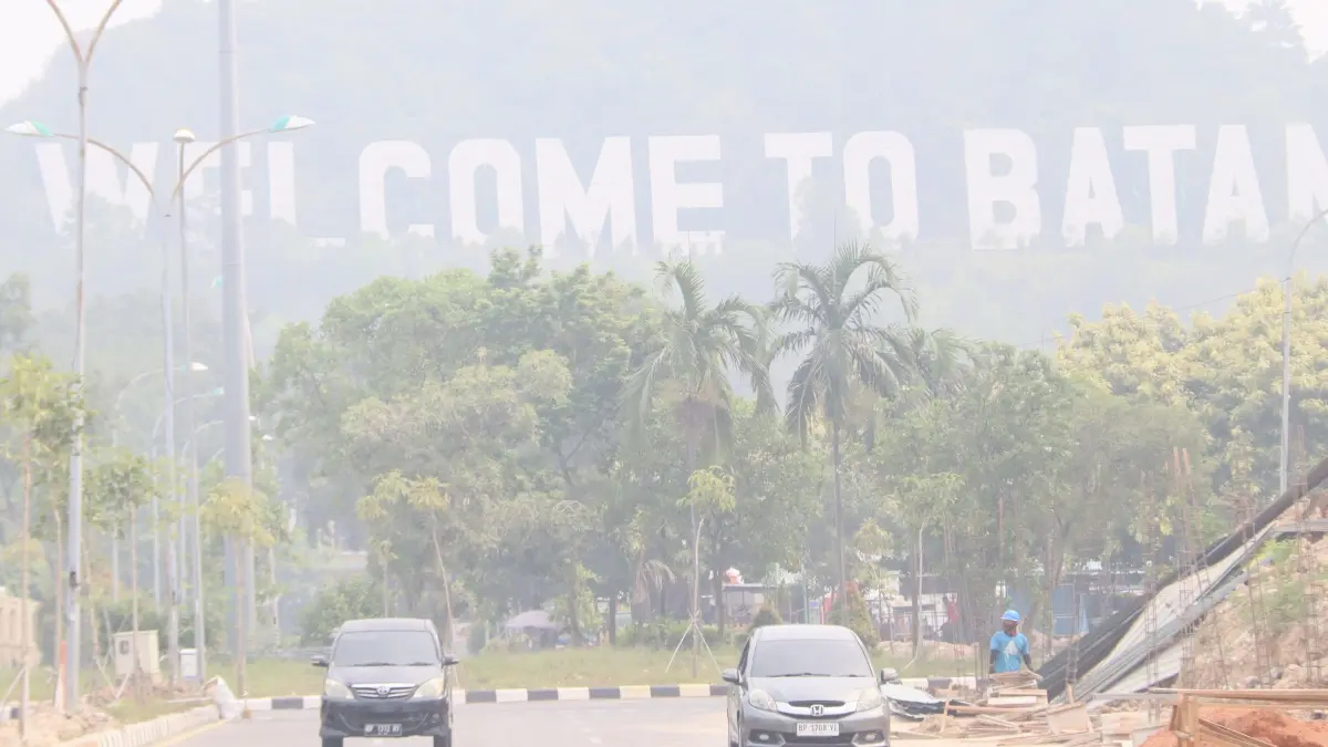 Kabut asap kiriman dari luar Batam semakin pekat menyelimuti  kota Batam, Rabu (7/10). Kondisi ini mengakibatkan kualitas udara tidak sehat. F Cecep Mulyana/Batam Pos