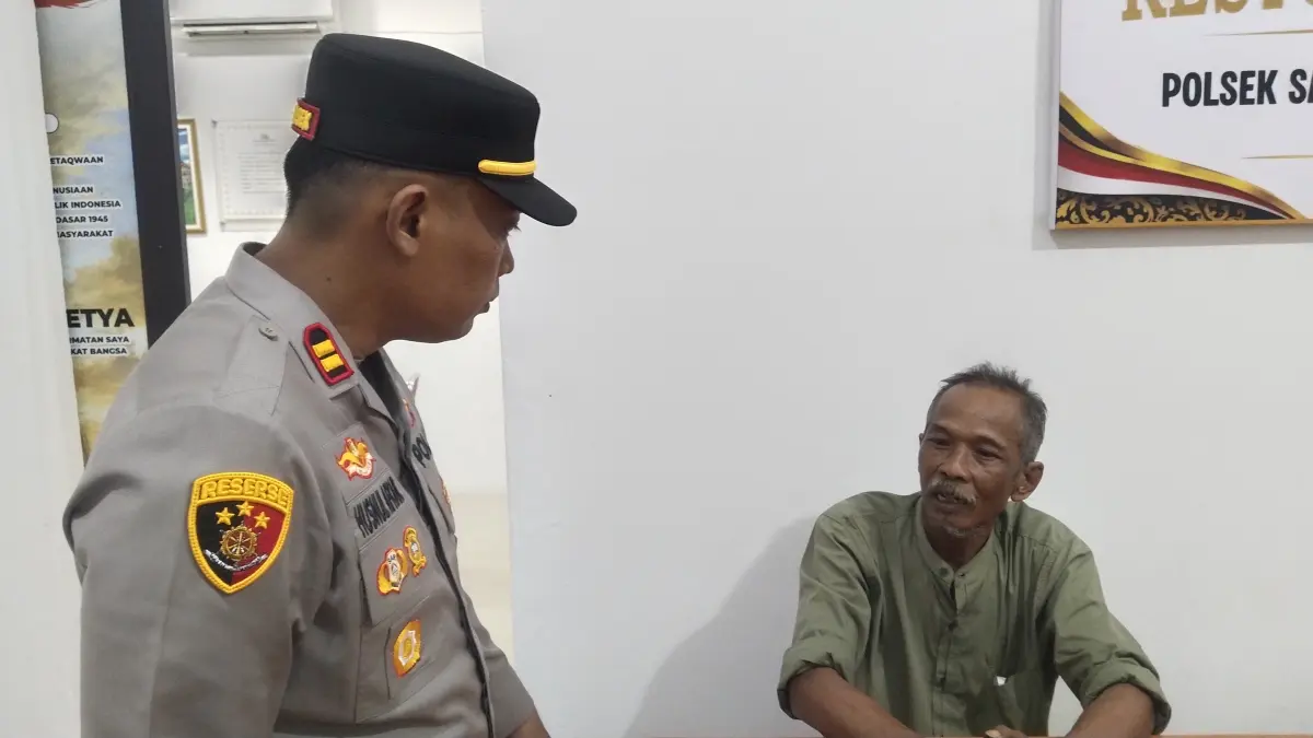 Kapolsek Sagulung, Iptu Husnul Afkar bersama Carlim, pekerja asal Majalengka di Mapolsek Sagulung, Kamis (8/10). F.Rengga/Batam Pos