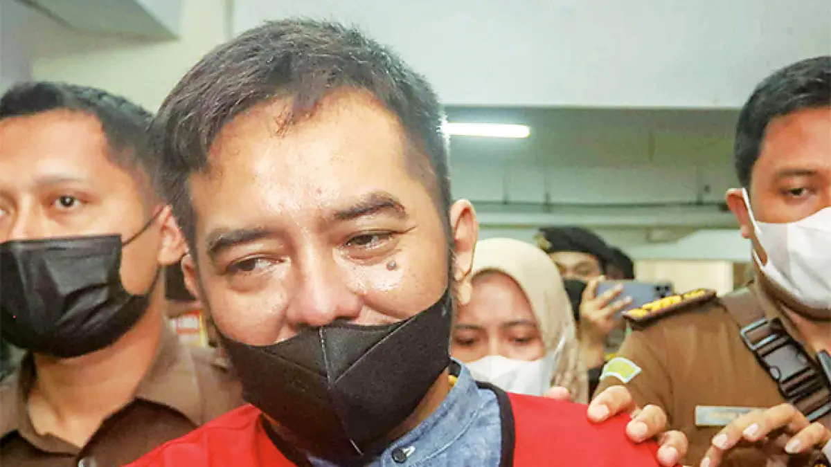 Moch. Subchi Azal Tsani alias Bechi digiring petugas setelah sidang kasus pencabulan di PN Surabaya kemarin (10/10). (Jawa Pos)