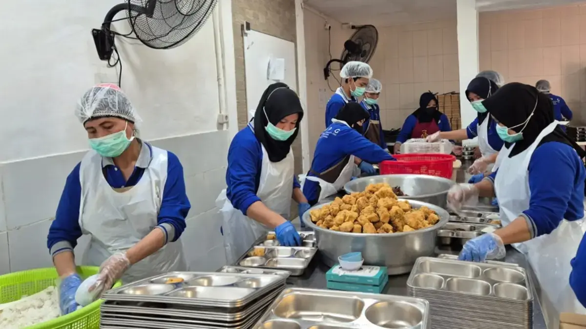 Petugas Satuan Pelayanan Pemenuhan Gizi (SPPG) menyiapkan menu Makan Bergizi Gratis (MBG). (Dok. JawaPos.com)