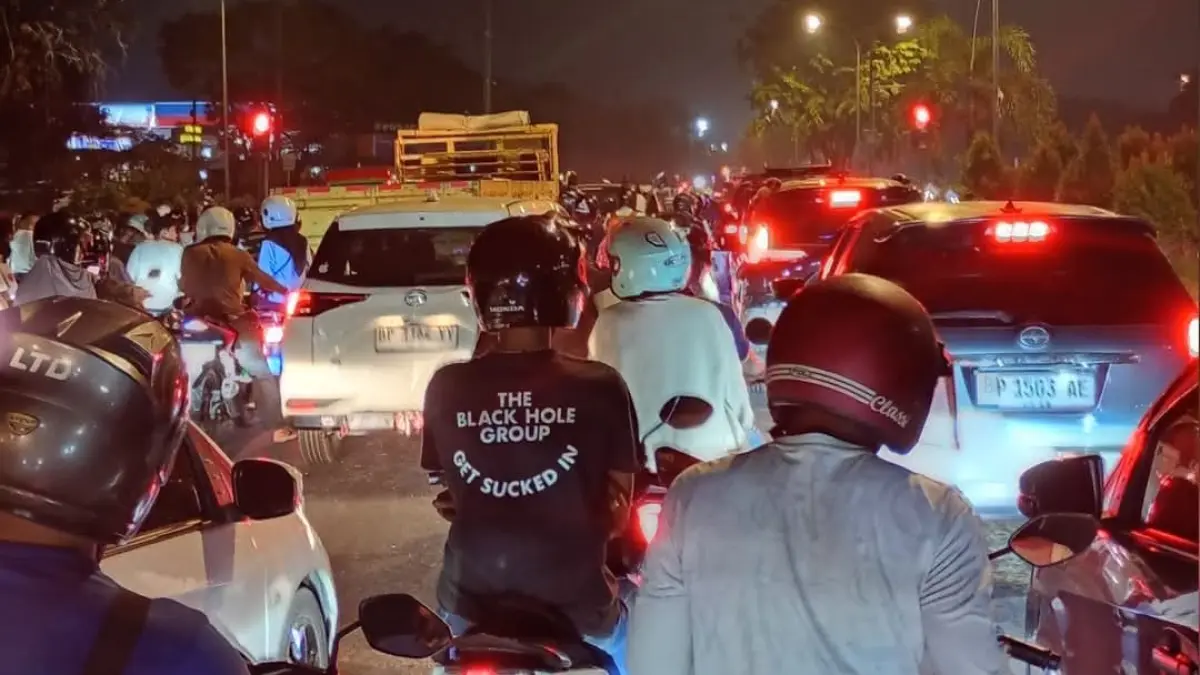 Suasana kemacetan di tanjakan Bukit Daeng, Jalan R Suprapto. F.Eusebius/Batam Pos