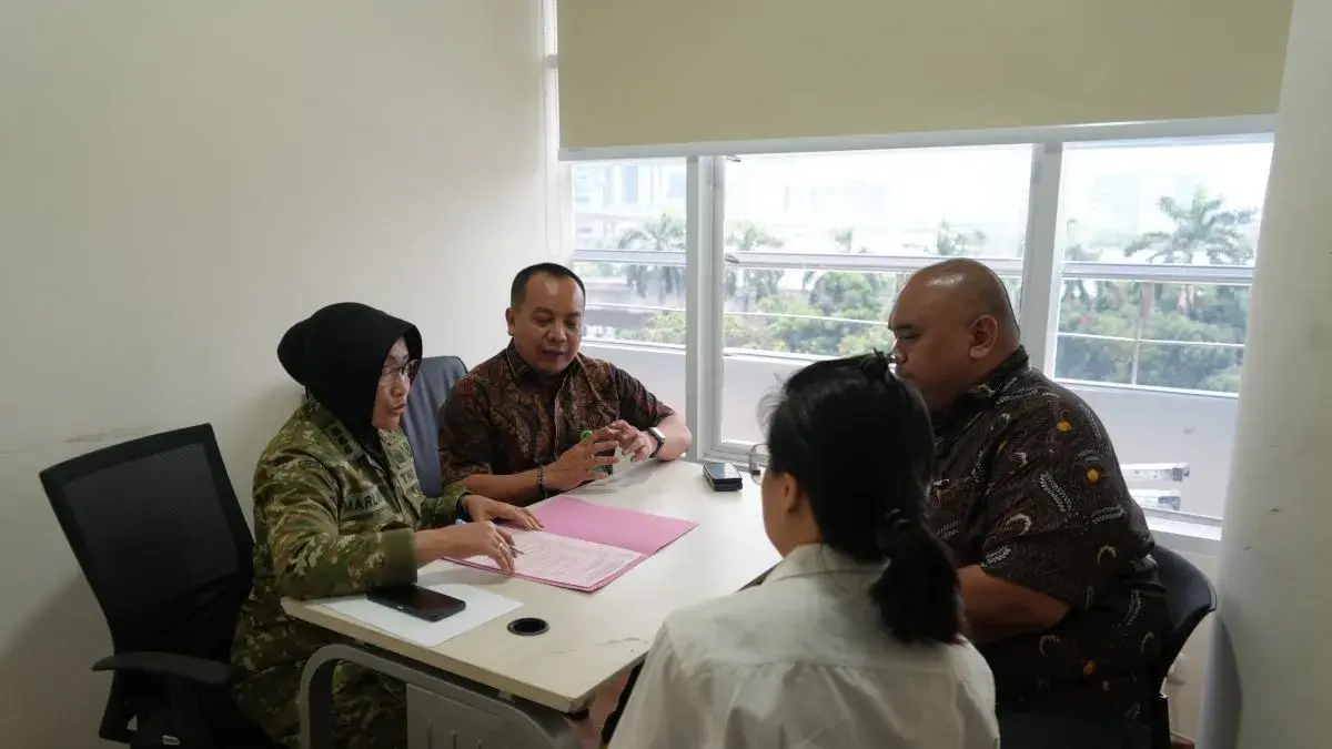 Tim Penyidik Jampidmil menandatangi berita acara penyerahan tersangka dan barang bukti perkara dugaan korupsi pengadaan motor listrik oleh PT YAT pada tata kelola program Makan Bergizi Gratis (MBG) di Badan Gizi Nasional (BGN) tahun 2025-2026 ke JPU Kejari Jakpus, Jumat (9/10/2026). (ANTARA/HO-Puspenkum Kejagung)