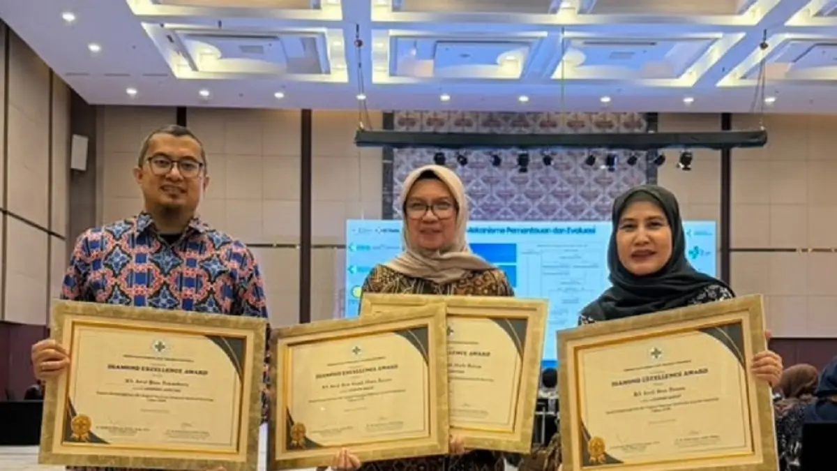 Direktur RSAB Pekanbaru, Direktur RSAB Batam, serta Direktur RSAB Panam menerima penghargaan Diamond Excellence Award  untuk layanan jantung & saraf pada pemeringkatan rumah sakit tingkat nasional (National Hospital Ranking) tahun 2026. Foto: RS Awal Bros untuk Batam Pos