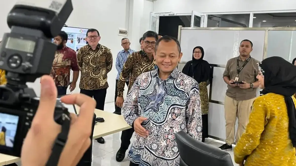 Menteri Perindustrian, Muhammad Sarmuji, saat meninjau pelayanan publik di lingkungan Kemenperin, Jakarta, Kamis. (Dok:ANTARA)
