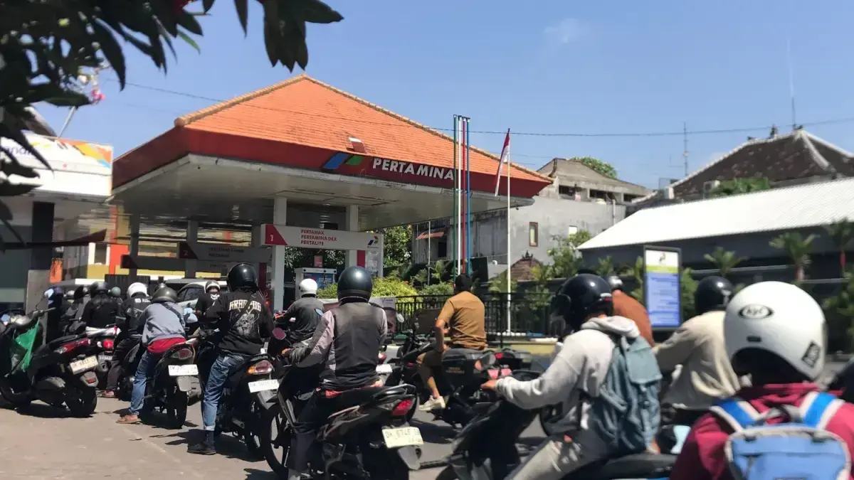 Antrean BBM di Bali. (Radar Bali)