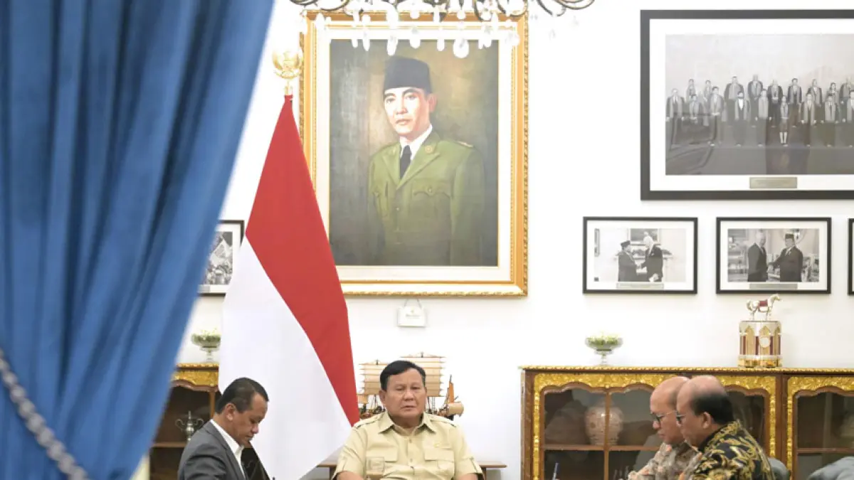 Presiden Prabowo Subianto menggelar pertemuan bersama Menteri Koordinator Bidang Hilirisasi dan Transisi Energi Bahlil Lahadalia, Menteri Investasi dan Hilirisasi/Kepala BKPM Rosan Roeslani, serta Direktur Manajemen Proyek dan Energi Baru Terbarukan PT PLN (Persero) Suroso Isnandar di Istana Merdeka, Jakarta, pada Rabu, 14 Oktober 2026. Foto: BPMI Setpres/Kris