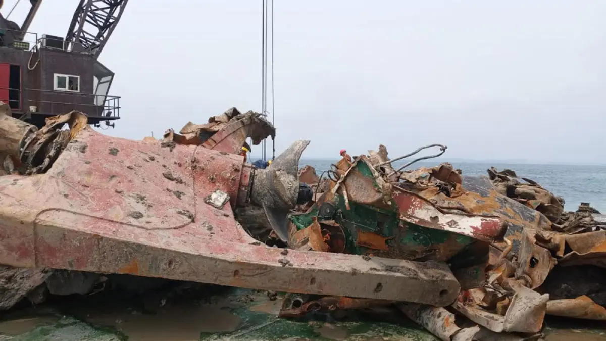 Kerangka kapal tanker MT Silver Sincere mulai diangkat dari perairan Bintan. Material besi tua dan logam hasil pengangkatan rencananya akan ditempatkan di Pelabuhan Kota Segara, Tanjunguban, sebelum dilelang melalui KPKNL. Foto: Kiriman Arjmin untuk Batam Pos