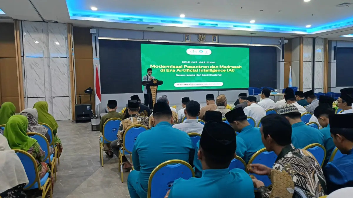 Wakil Direktur III Politeknik Negeri Batam sekaligus Ketua PCNU Kota Batam,  Dr. H. Muhammad Zaenudin, saat memberikan sambutan di seminar nasional bertema “Modernisasi Pesantren dan Madrasah di Era Artificial Intelligence (AI)” di Auditorium Lantai 2 Gedung PES Politeknik Negeri Batam, Jumat (23/10).