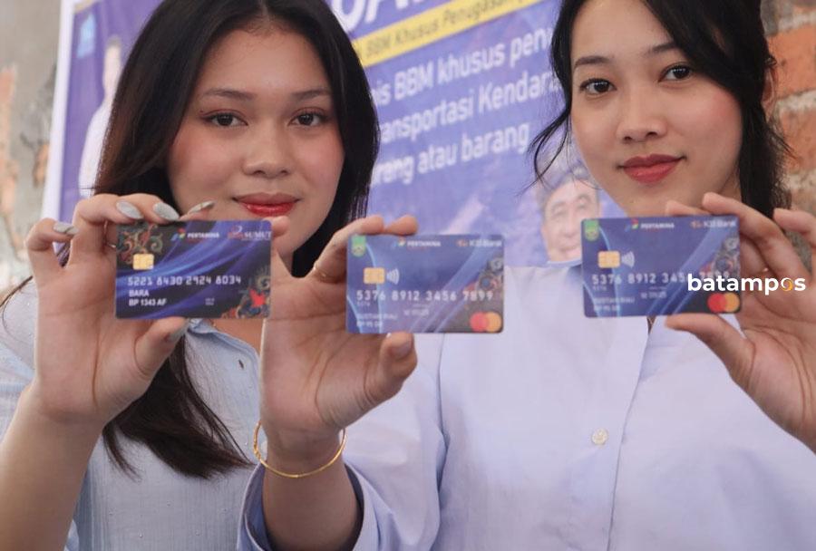pegawai disperindag kota batam saat menunjukkan fuel card