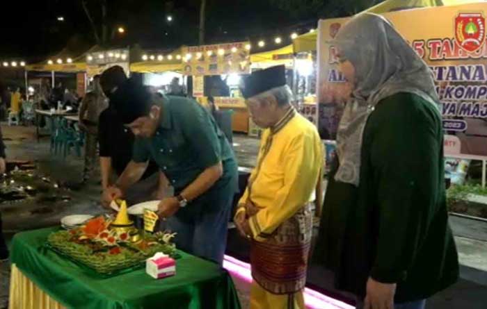 POTONG TUMPENG: Pangeran Muasjidinsyah dan Pangeran Arsyadinsyah serta Pj Bupati Kobar Budi Santosa saat memotong tumpeng di acara Milad UMKM Istana Kuning, Sabtu (23/12) malam.