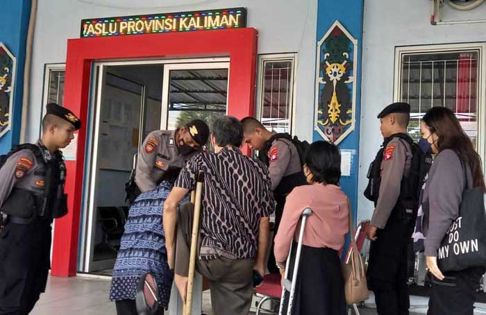 EDUKASI : Personel Polda Kalteng dalam Operasi Mantap Brata (OMB) Telabang 2024 &nbsp;saat memberikan sosialisasi terkait pemilu, bagi masyarakat penyandang disabilitas.
