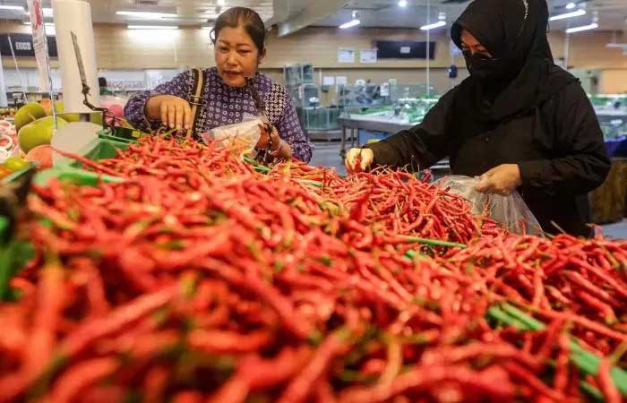 Ilustrasi pembeli cabai di pasar.