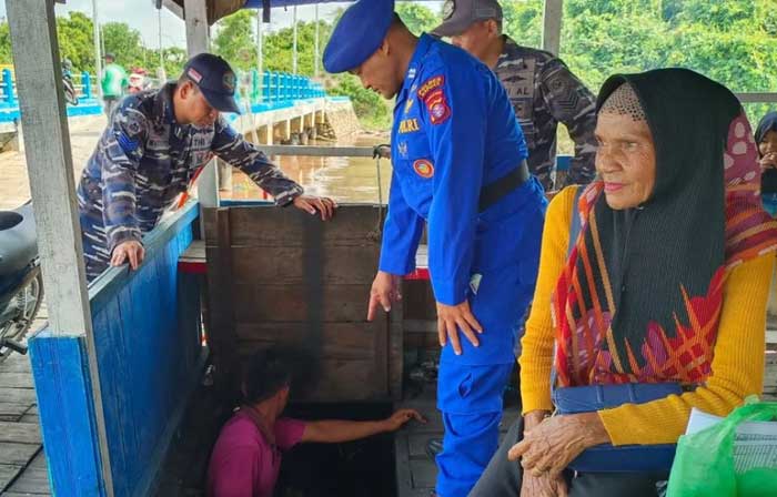 PATROLI: Anggota Polres Kapuas melaksanakan patroli di dermaga kapal penyeberangan.