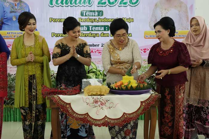 SUKA CITA: Pemotongan tumpeng pada puncak peringatan hari ibu ke-95 tahun 2023, di GPU Damang Batu, Gunung Mas, Jumat (22/12).