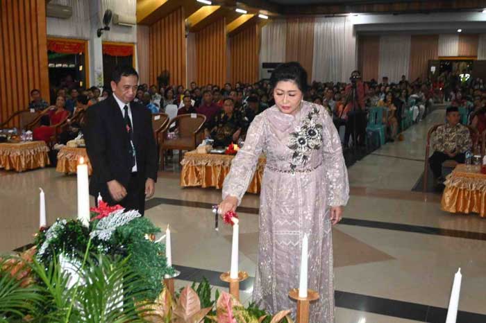 KHIDMAT: Pj Bupati Lamandau Lilis Suriani ketika turut menghadiri Natal bersama Pemkab Lamandau dengan unsur ASN, TNI/Polri dan masyarakat setempat, kemarin.