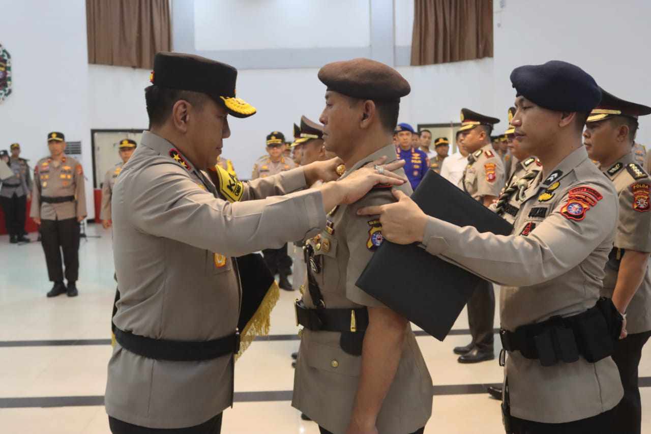 SERTIJAB : Kapolda Kalteng Irjen Pol Djoko Poerwanto memimpin serah terima jabatan (Sertijab) tiga PJU Polda Kalteng dan Kapolres Sukamara di Graha Bhayangkara Mapolda Kalteng, Kamis (4/1/2024).