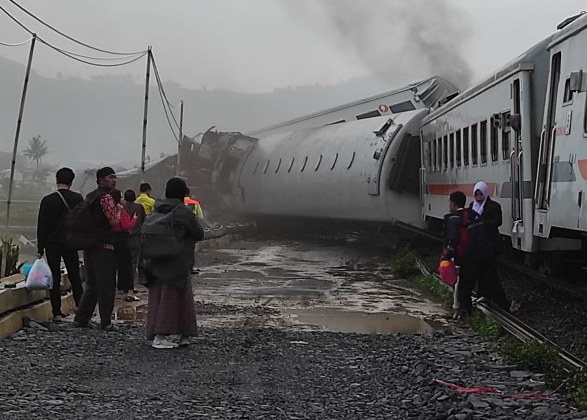 Kecelakaan KA Turangga dan Kereta Lokal Bandung Raya. (Akun X @cherrybiscotti)