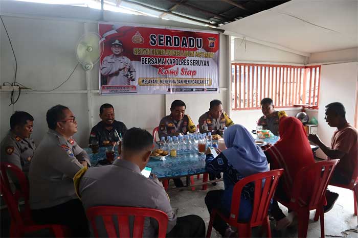JUMAT CURHAT: Jajaran Polres Seruya saat berbincang dengan sejumlah warga di Kelurahan Kuala Pembuang 2, Kecamatan Seruyan Hilir, kemarin.