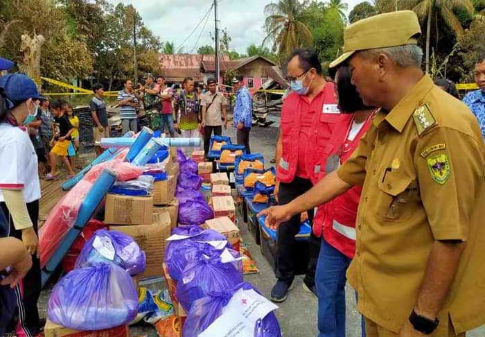 PEDULI: Suasana penyaluran bantuan untuk korban kebakaran belum lama ini.
